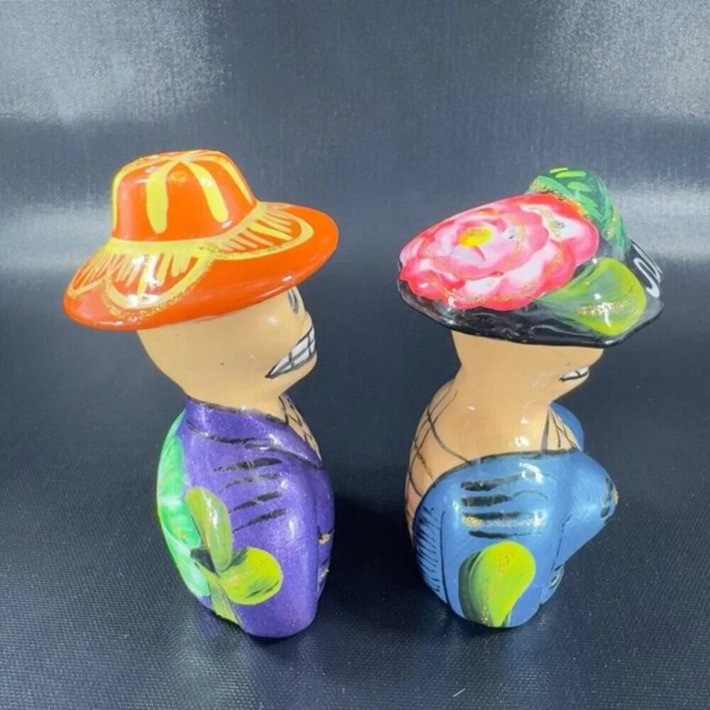 Mexico Pottery Day Of The Dead Salt And Pepper Shaker Set 2 Painted Skeletons‎